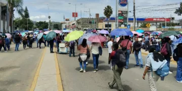 VIDEO | ¡Caos vial en Oaxaca! Sección 22 bloquea cuatro puntos estratégicos tras marcha