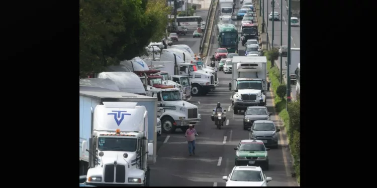 Paro de transportistas continúa este martes; reportan cierre en la carretera Tehuacán-Oaxaca