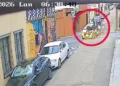 VIDEO | ¡Sale volando de su moto tras chocar contra un taxi en plena calle!
