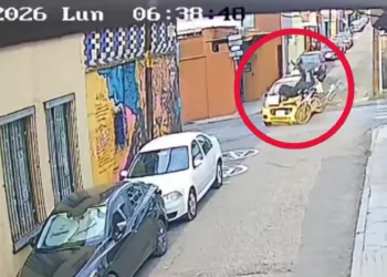 VIDEO | ¡Sale volando de su moto tras chocar contra un taxi en plena calle!