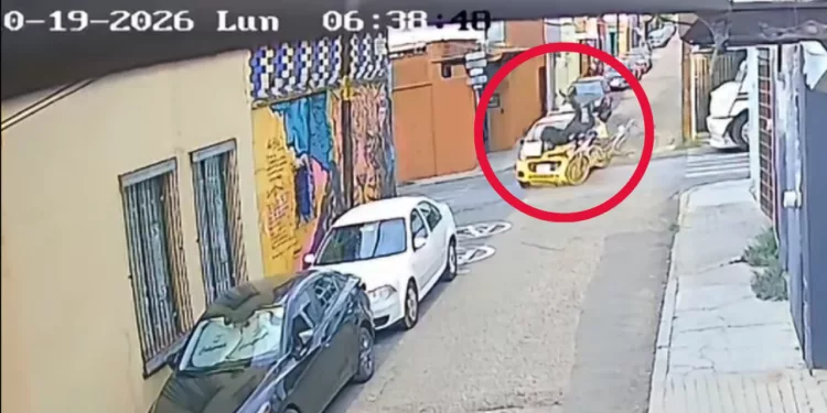 VIDEO | ¡Sale volando de su moto tras chocar contra un taxi en plena calle!