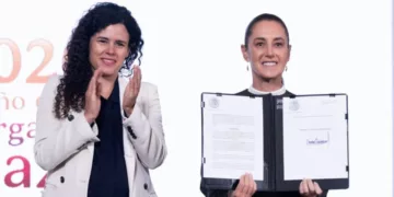 ¡Redes sociales bajo la lupa! Sheinbaum firma decreto para frenar violencia y contenido sexual contra menores