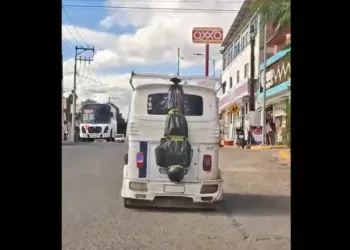 VIDEO | ¿Humor de Día de Muertos o burla a la violencia? Mototaxi con adorno de “cuerpo embolsado” divide opiniones en Oaxaca