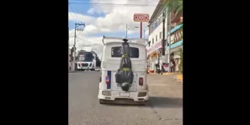 VIDEO | ¿Humor de Día de Muertos o burla a la violencia? Mototaxi con adorno de “cuerpo embolsado” divide opiniones en Oaxaca