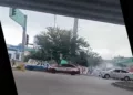 VIDEO | ¡De película: pecho a tierra por supuesta balacera! Falso tiroteo en 5 Señores era el escape tronando de un taxi