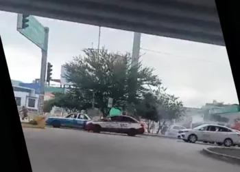 VIDEO | ¡De película: pecho a tierra por supuesta balacera! Falso tiroteo en 5 Señores era el escape tronando de un taxi