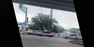 VIDEO | ¡De película: pecho a tierra por supuesta balacera! Falso tiroteo en 5 Señores era el escape tronando de un taxi