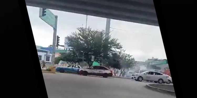 VIDEO | ¡De película: pecho a tierra por supuesta balacera! Falso tiroteo en 5 Señores era el escape tronando de un taxi