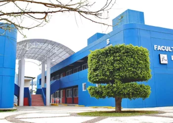Foto: UABJO // Facultad de Idiomas de la UABJO, tomada por un grupo de trabajadores.