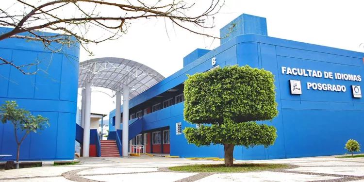 Foto: UABJO // Facultad de Idiomas de la UABJO, tomada por un grupo de trabajadores.