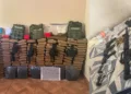 Camioneta robada lleva a operativo: aseguran armas, equipo táctico y más de 160 paquetes con presuntas drogas