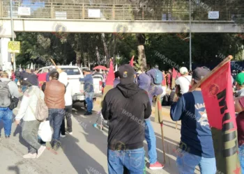 Marcha de MULT provoca bloqueo en la Carretera 190 y congestionamiento en Oaxaca