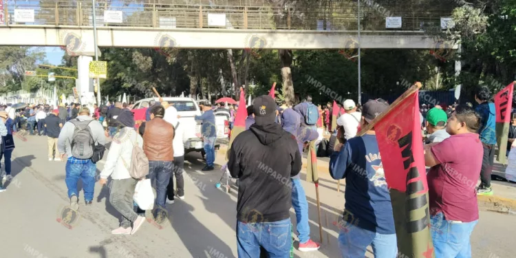 Marcha de MULT provoca bloqueo en la Carretera 190 y congestionamiento en Oaxaca