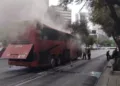VIDEO | Pánico en Reforma: autobús procedente de Oaxaca se incendia con 20 pasajeros a bordo