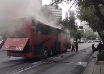 VIDEO | Pánico en Reforma: autobús procedente de Oaxaca se incendia con 20 pasajeros a bordo