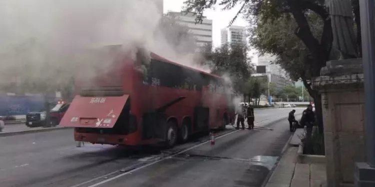 VIDEO | Pánico en Reforma: autobús procedente de Oaxaca se incendia con 20 pasajeros a bordo