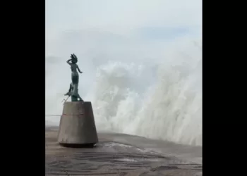 Simón desborda calles en la costa de Jalisco; alertan que el peligro sigue cerca de Puerto Vallarta