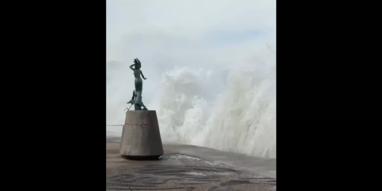 Simón desborda calles en la costa de Jalisco; alertan que el peligro sigue cerca de Puerto Vallarta