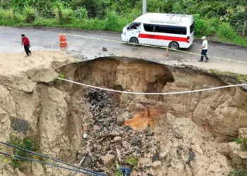 Deslave en la carretera a Juquila y enorme socavón