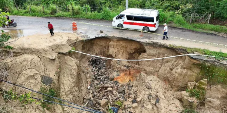 Deslave en la carretera a Juquila y enorme socavón