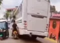 VIDEO | ¡A centímetros de la muerte y como si nada! Motociclistas sin casco desafían el peligro en Oaxaca