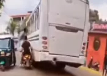 VIDEO | ¡A centímetros de la muerte y como si nada! Motociclistas sin casco desafían el peligro en Oaxaca