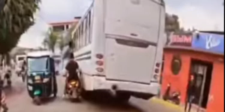 VIDEO | ¡A centímetros de la muerte y como si nada! Motociclistas sin casco desafían el peligro en Oaxaca