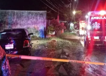 Frente frío deja 10 muertos en Veracruz: cuatro mujeres aplastadas por una barda y una familia intoxicada en su casa