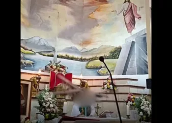 VIDEO | ¡Predicaba sobre la muerte y el destino lo alcanzó en el altar! Cruz le aplasta el cráneo al padre Patricio en plena misa