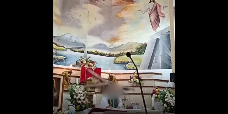 VIDEO | ¡Predicaba sobre la muerte y el destino lo alcanzó en el altar! Cruz le aplasta el cráneo al padre Patricio en plena misa
