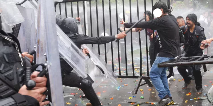 Bajo investigación 17 policías por la represión de la marcha por agua limpia en Guadalajara