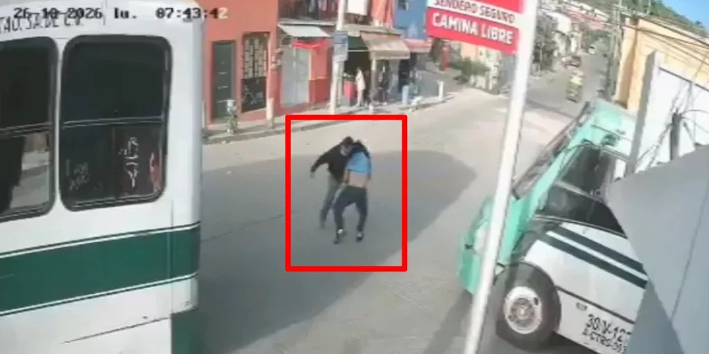 VIDEO | ¡El pasaje puede esperar, la golpiza no! Choferes de TUSUG arman riña en Oaxaca