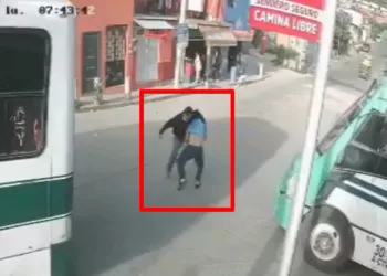 Dos operadores de TUSUG protagonizaron una pelea a golpes en una calle de Oaxaca capital la mañana del lunes 26 de octubre. El video del incidente circuló en redes sociales y provocó reclamos ciudadanos para que se investiguen los hechos. Foto: Captura de pantalla / Redes sociales