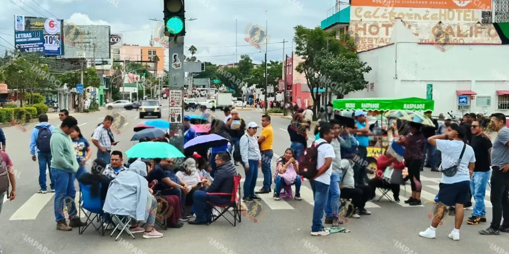 VIDEO | ¡OTRA VEZ EL CAOS! Sección 22 toma las calles y realiza bloqueos que ponen a Oaxaca de cabeza