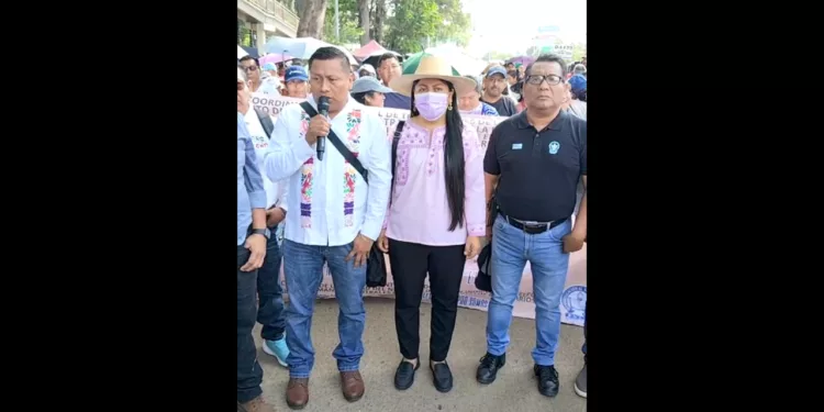 VIDEO | Dos mil docentes toman las calles de Oaxaca y anuncian plantón de 72 horas