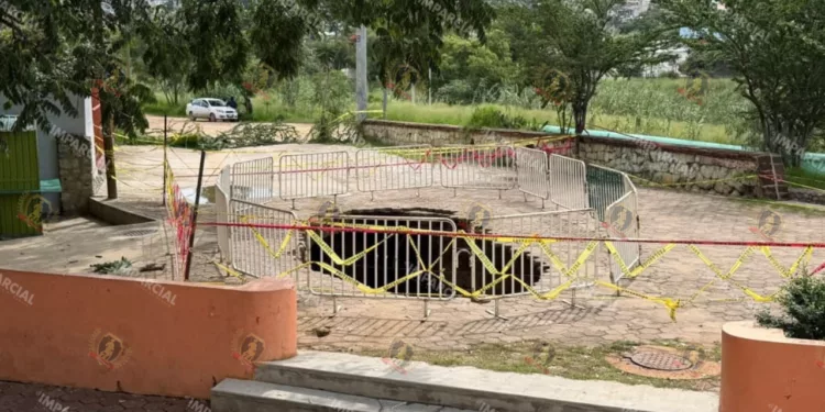 Tres días y el socavón sigue sin reparación junto al DIF Estatal; crece el riesgo en la colonia Alemán