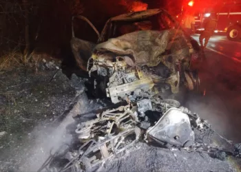 Tragedia en la carretera: motociclista muere y dos vehículos terminan en llamas
