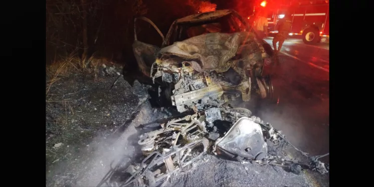 Tragedia en la carretera: motociclista muere y dos vehículos terminan en llamas