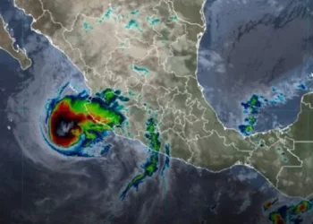 ¡Trudy ruge frente al Pacífico! Huracán categoría 2 amenaza con lluvias torrenciales, olas de seis metros y vientos de 100 km/h