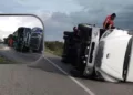 ¡La Ventosa se convierte en trampa para tráileres! Ráfagas de 100 km/h vuelcan dos unidades en el Istmo
