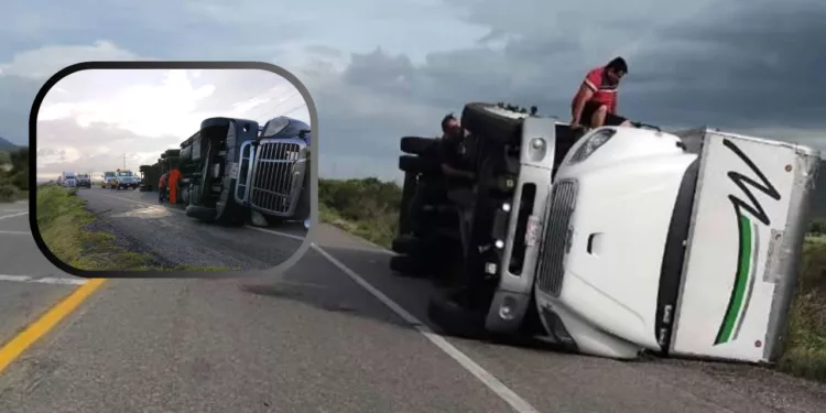 ¡La Ventosa se convierte en trampa para tráileres! Ráfagas de 100 km/h vuelcan dos unidades en el Istmo