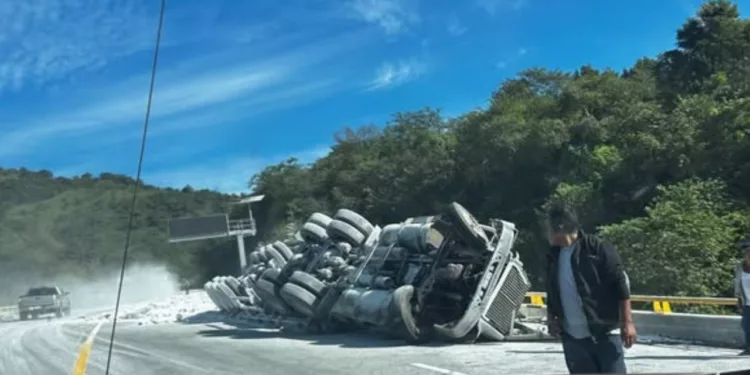 VIDEO | ¡Alerta en la Barranca Larga–Ventanilla! Vuelca tráiler y afecta la circulación