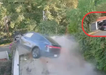 VIDEO | Auto atraviesa una casa y sale volando hacia otra calle en Cuajimalpa; video se vuelve viral