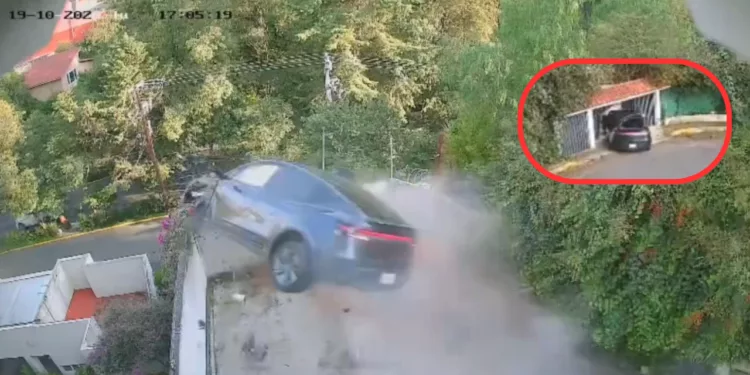 VIDEO | Auto atraviesa una casa y sale volando hacia otra calle en Cuajimalpa; video se vuelve viral