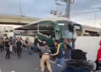 VIDEO | Golpean a madres buscadoras en la México-Toluca mientras exigían encontrar a sus hijos