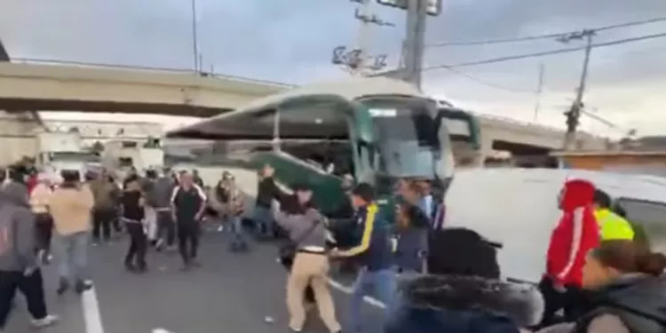 VIDEO | Golpean a madres buscadoras en la México-Toluca mientras exigían encontrar a sus hijos